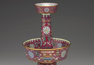 图片[2]-Candle with Indian lotus and Eight Treasures decor in famille rose on a dark red ground, Qing dynasty, Qianlong reign (1736-1795)-China Archive